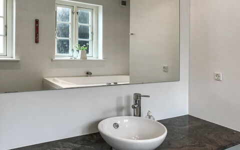 Ejda - 700M from the Sea: Mur, Luminaire Plomberie, Design Intérieur, Lavabo, Sol, Salle De Bains, Évier, Robinet, Sol, Plomberie