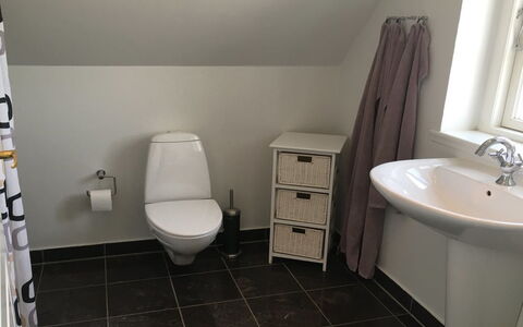 Ejda - 700M from the Sea: Siège De Toilette, Salle De Bains, Sol, Toilette, Sol, Luminaire Plomberie, Design Intérieur, Plomberie, Tuile, Lavabo