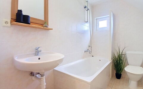 Holiday Hill 56: Salle De Bains, Luminaire Plomberie, Sol, Sol, Baignoire, Lavabo, Robinet, Évier, Design Intérieur, Plomberie