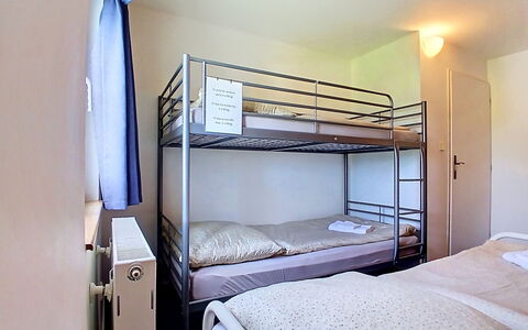 Holiday Hill 56: Lit, Chambre, Lit Superposé, Drap De Lit, Literie, Cadre De Lit, Hôtel, Design Intérieur, Dortoir, Sol