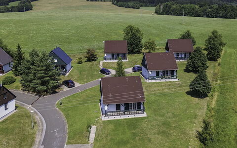 Holiday Hill 56: Ciel, Bâtiment, Fenêtre, Arbre, Plante, Maison, Lot Terre, Chalet, Bois, Siding