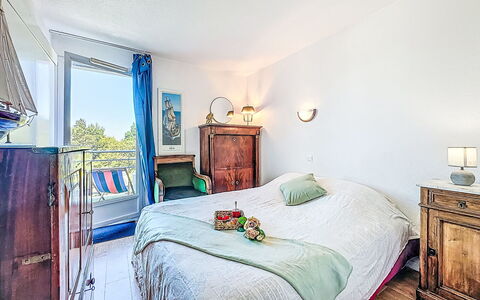 Pornic 200: Meubles, Chambre, Appartement, Literie, Linge, Drap De Lit, Lit, Cadre De Lit, Chaise, Hôtel