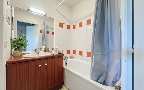 Pornic 200: Sol, Luminaire Plomberie, Design Intérieur, Sol, Évier, Plafond, Plomberie, Comptoir, Robinet, Salle De Bains