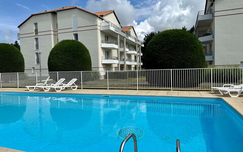 Pornic 200: L'Eau, Ciel, Nuage, Plante, Bâtiment, Piscine, Bleu Azur, Arbre, Architecture, Maison