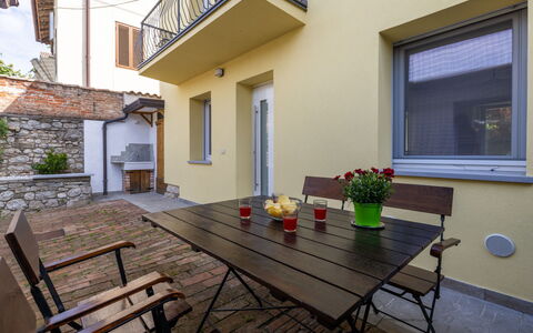 Le Mura: Bâtiment, Meubles, Propriété, Plante, Fenêtre, Table, Chaise, Pot De Fleur, Bois, Ombre