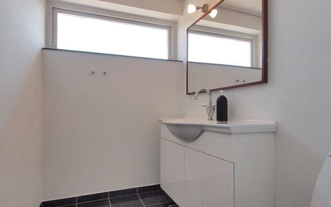 Spase - 250M to the Fjord: Design Intérieur, Mur, Sol, Luminaire Plomberie, Sol, Salle De Bains, Plafond, Armoire De Toilette, Luminaire, Lavabo