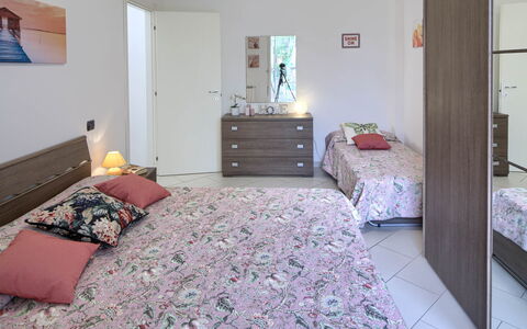 Apartment Fernanda 2 - Levanto: Meubles, Cabinetry, Confort, Cadre De Lit, Tiroir, Bâtiment, Bois, Commode, Sol, Sol
