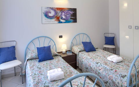 Apartment Fernanda 2 - Levanto: Table, Meubles, Propriété, Bleu Azur, Bleu, Confort, Textile, Design Intérieur, Chaise, Éclairage