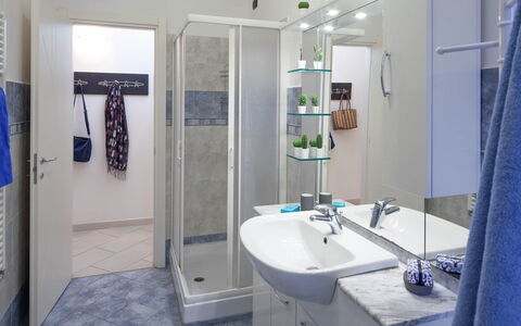 Apartment Fernanda 2 - Levanto: Robinet, Miroir, Évier, Propriété, Luminaire Plomberie, Bleu, Salle De Bains, Lavabo