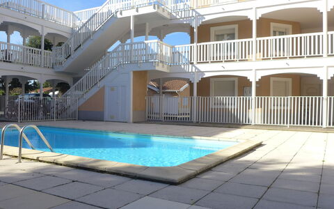 La Louisiane: L'Eau, Bleu Azur, Fenêtre, Ciel, Bâtiment, Piscine, Ombre, Condominium, Immobilier, Composite