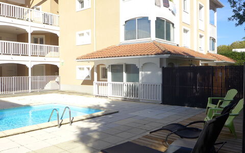 La Louisiane: Bâtiment, Fenêtre, Chaise, Ombre, L'Eau, Piscine, Condominium, Maison, Zone Résidentielle, Porche