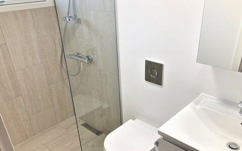 Jenny - 140M from the Sea: Salle De Bains, Luminaire Plomberie, Sol, Sol, Mur, Design Intérieur, Toilette, Lavabo, Siège De Toilette, Évier