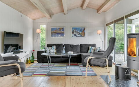 Jenny - 140M from the Sea: Meubles, Sol, Bois, Design Intérieur, Canapé, Salon, Sol, Chaise, Parquet, Pièce