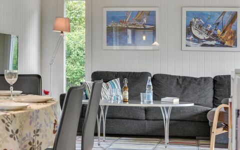 Jenny - 140M from the Sea: Meubles, Design Intérieur, Sol, Table, Sol, Chaise, Table Cuisine Et Salle A Manger, Pièce, Salle À Manger, Canapé