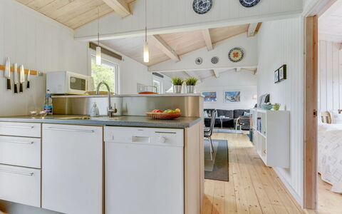 Jenny - 140M from the Sea: Design Intérieur, Sol, Meubles, Cuisine, Bois, Sol, Plafond, Comptoir, Pièce, Parquet