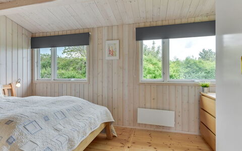 Jenny - 140M from the Sea: Bois, Chambre, Design Intérieur, Sol, Plafond, Sol, Lit, Pièce, Literie, Drap De Lit