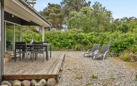 Jenny - 140M from the Sea: Arbuste, Couverture De Sol, Chalet, Jardin, Aménagement Paysager, Ombre, Dur, Arrière-Cour, Passerelle, Planche