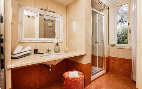 Villa Staggia: Lavabo, Sol, Mur, Luminaire Plomberie, Salle De Bains, Sol, Évier, Design Intérieur, Robinet, Plomberie