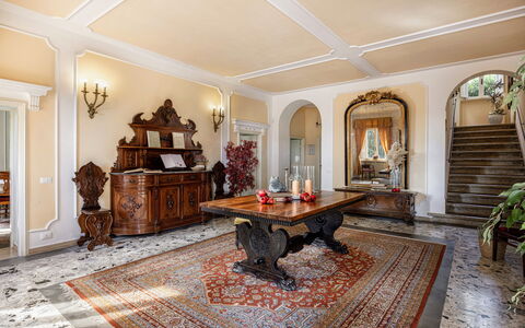 Villa Staggia: Meubles, Design Intérieur, Sol, Bois, Sol, Plafond, Salon, Éclairage, Chaise, Pièce