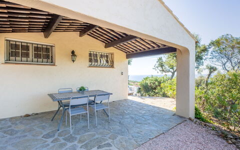 La Bartavelle: Plante, Table, Propriété, Bâtiment, Meubles, Fenêtre, Ombre, Bois, Mobilier De Jardin, Ciel