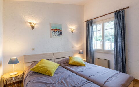 La Bartavelle: Propriété, Fenêtre, Bleu Azur, Textile, Ombre, Bois, Confort, Design Intérieur, Peindre