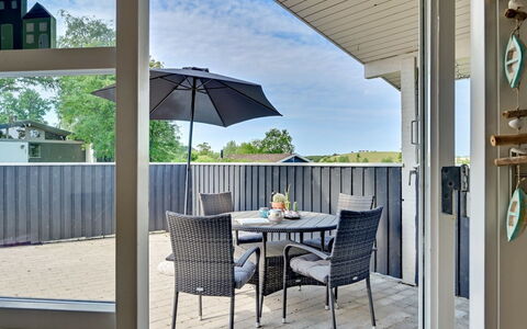 Raija - 400M from the Sea: Meubles, Design Intérieur, Sol, Bois, Sol, Plafond, Parquet, Chaise, Table, Éclairage
