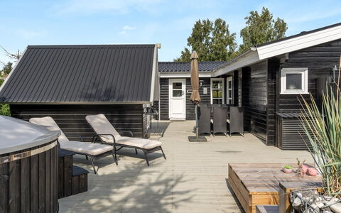 Botwith - 400M from the Sea: Piscine, Mobilier De Jardin, Meubles, Recours, Dalle, Eco Hôtel, Ombre, Chaise, Loisir, Biens