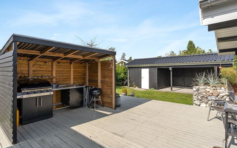 Botwith - 400M from the Sea: Piscine, Mobilier De Jardin, Meubles, Recours, Dalle, Eco Hôtel, Ombre, Chaise, Loisir, Biens