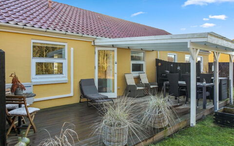 Oddi - 900M from the Sea: Maison, Domicile, Chalet, Biens, Cour, Ferme, Siding, Batiments Jardin, Porche