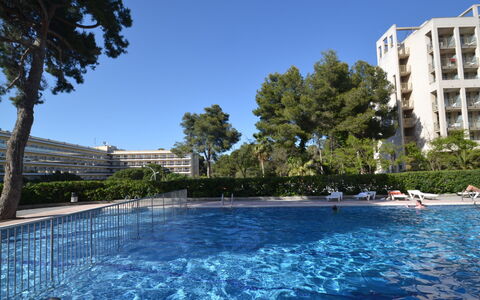 Mariposa: L'Eau, Ciel, Plante, Bâtiment, Arbre, Bleu Azur, Piscine, Fenêtre, Loisir, Maison