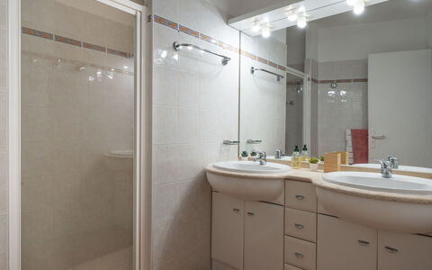 Eden Parc: Miroir, Robinet, Évier, Luminaire Plomberie, Armoire De Toilette, Lavabo, Cabinetry, Salle De Bains, Bâtiment
