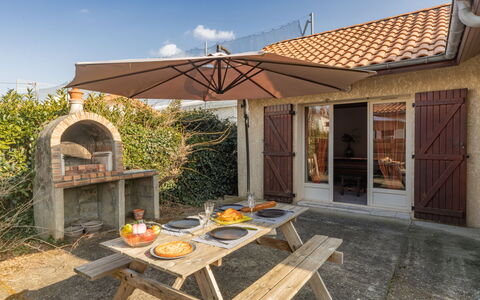 La Gare: Canapé, Meubles, Propriété, Table, Cadre, Fenêtre, Bleu Azur, Design Intérieur, Éclairage, Confort