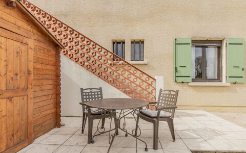 L'Aquillon: Meubles, Bâtiment, Table, Fenêtre, Chaise, Bois, Sol, Ombre, Design Intérieur, Surface De La Route