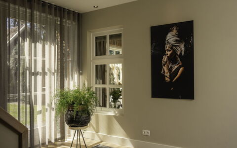 Het Landhuis: Propriété, Plante, Pot De Fleur, Plante D'Appartement, Bâtiment, Bois, Cadre, Textile, Design Intérieur, Éclairage