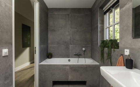 Het Landhuis: Baignoire, Luminaire Plomberie, Propriété, Plante, Fenêtre, Salle De Bains, Bâtiment, Robinet, Design Intérieur