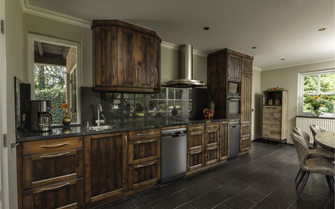 Het Landhuis: Cabinetry, Meubles, Comptoir, Bois, Fenêtre, Cuisine, Design Intérieur, Éclairage, Bâtiment, Évier