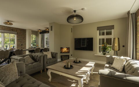Het Landhuis: Canapé, Propriété, Meubles, Cadre, Table, Design Intérieur, Éclairage, Salon, Fenêtre, Plante D'Appartement
