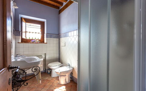 Villa Dei Ciliegi: Miroir, Luminaire Plomberie, Évier, Salle De Bains, Fenêtre, Bâtiment, Bois, Sol, Robinet, Sol