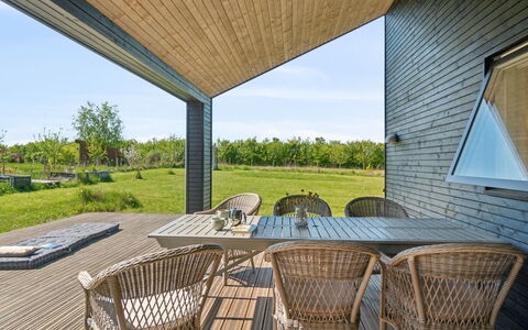Gregor - 300M from the Sea: Appartement, Ombre, Balcon, Chaise, Clôture, Mobilier De Jardin, Aluminium, Gazon Artificiel