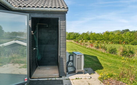 Gregor - 300M from the Sea: Appartement, Ombre, Balcon, Chaise, Clôture, Mobilier De Jardin, Aluminium, Gazon Artificiel