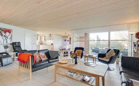 Fengur - 330M from the Sea: Meubles, Design Intérieur, Sol, Sol, Canapé, Bois, Plafond, Salon, Pièce, Chaise