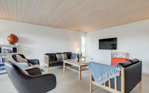 Fengur - 330M from the Sea: Meubles, Design Intérieur, Sol, Bois, Plafond, Sol, Salon, Pièce, Canapé, Éclairage