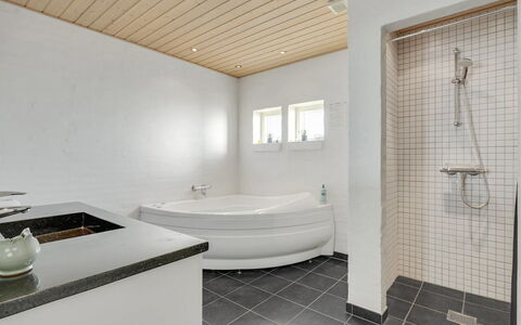 Fengur - 330M from the Sea: Sol, Design Intérieur, Plafond, Sol, Bois, Luminaire Plomberie, Plomberie, Robinet, Salle De Bains, Évier