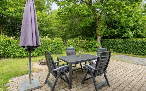 Corinna - 28Km from the Sea: Meubles, Design Intérieur, Chaise, Sol, Table, Recours, Sol, Plafond, Pièce, Eco Hôtel