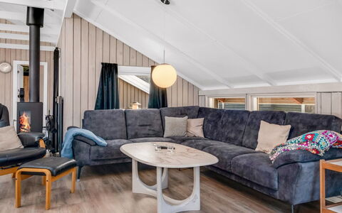 Thorolf - 30Km from the Sea: Domicile, Chalet, Porche, Dur, Siding, Plate-Forme, Ombre, Planche, Biens, Batiments Jardin