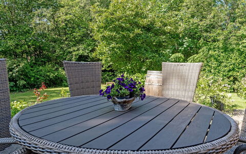 Gisele - 30Km from the Sea: Meubles, Design Intérieur, Chaise, Sol, Table, Recours, Sol, Plafond, Pièce, Eco Hôtel