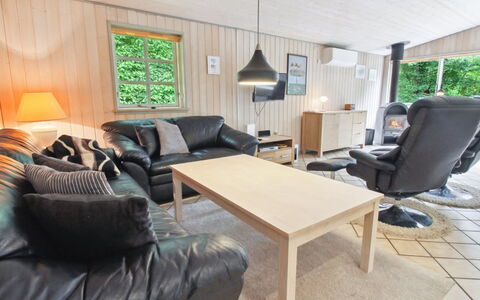 Joonatan - 30Km from the Sea: Bâtiment, Maison, Fenêtre, Domicile, Toit, Zone Résidentielle, Arbuste, Chalet, Lot Terre
