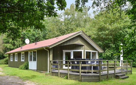Joonatan - 30Km from the Sea: Bâtiment, Maison, Fenêtre, Domicile, Toit, Zone Résidentielle, Arbuste, Chalet, Lot Terre