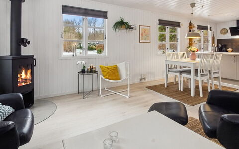 Hubertina - 30Km from the Sea: Meubles, Mobilier De Jardin, Vaisselle, Table, Drinkware, Chaise, Tableau De Plein Air, Aliments, Bouteille