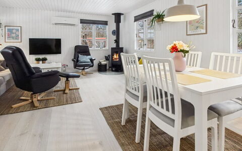 Hubertina - 30Km from the Sea: Meubles, Mobilier De Jardin, Vaisselle, Table, Drinkware, Chaise, Tableau De Plein Air, Aliments, Bouteille